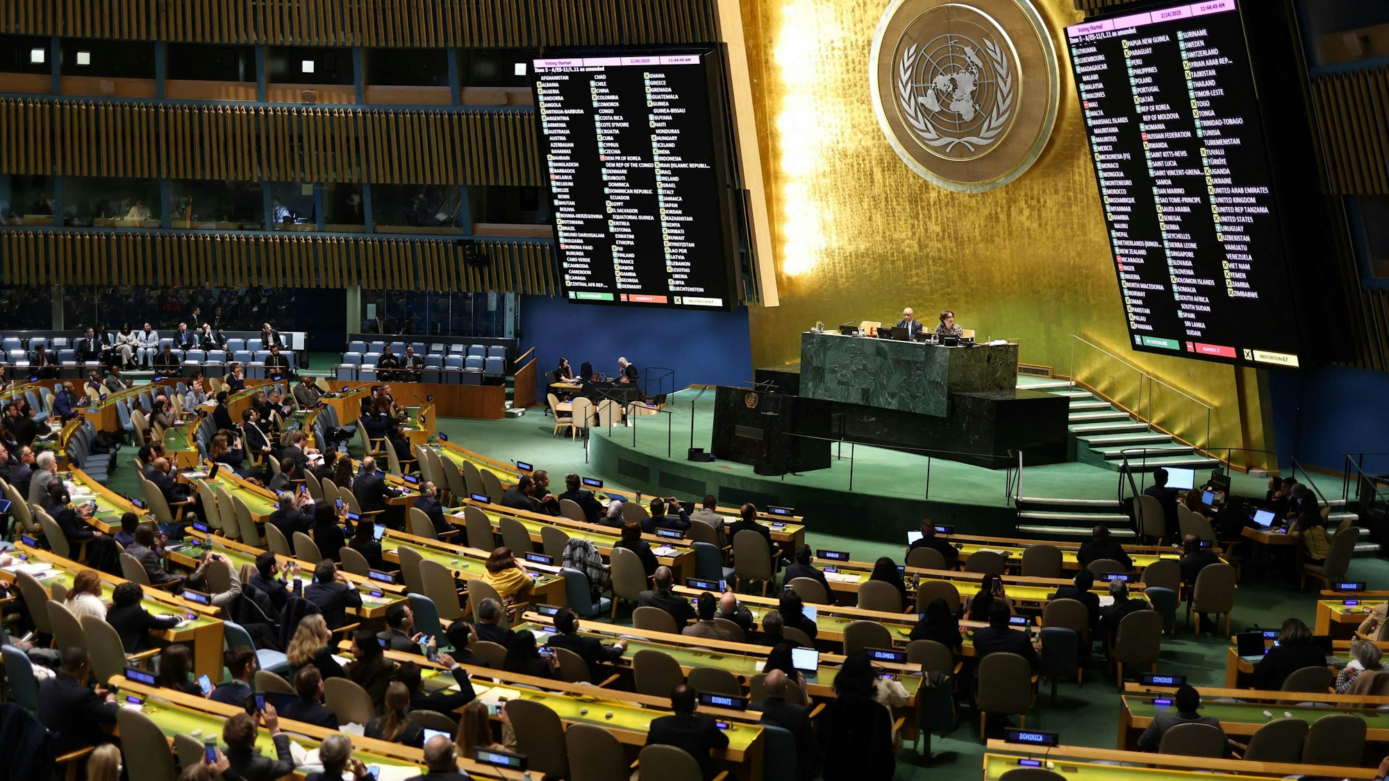 Die UN-Vollversammlung hat eine deutlich abgeänderte Resolution der US-Regierung von Präsident Donald Trump zum Ukraine-Krieg angenommen.