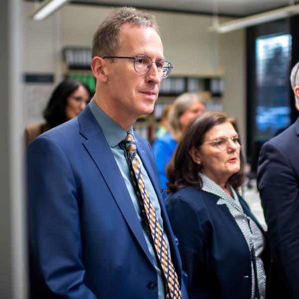 Das Bild zeigt Detlef Seif, der in Richtung eines Bildschirms schaut.