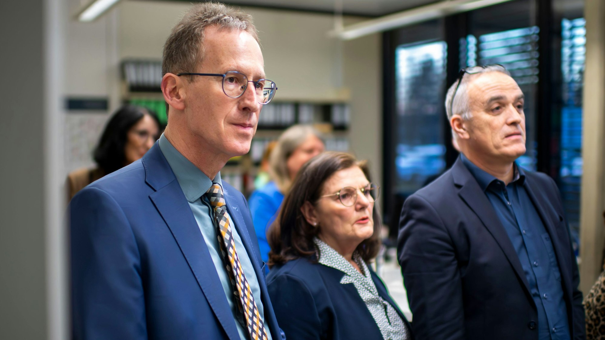 Das Bild zeigt Detlef Seif, der in Richtung eines Bildschirms schaut.