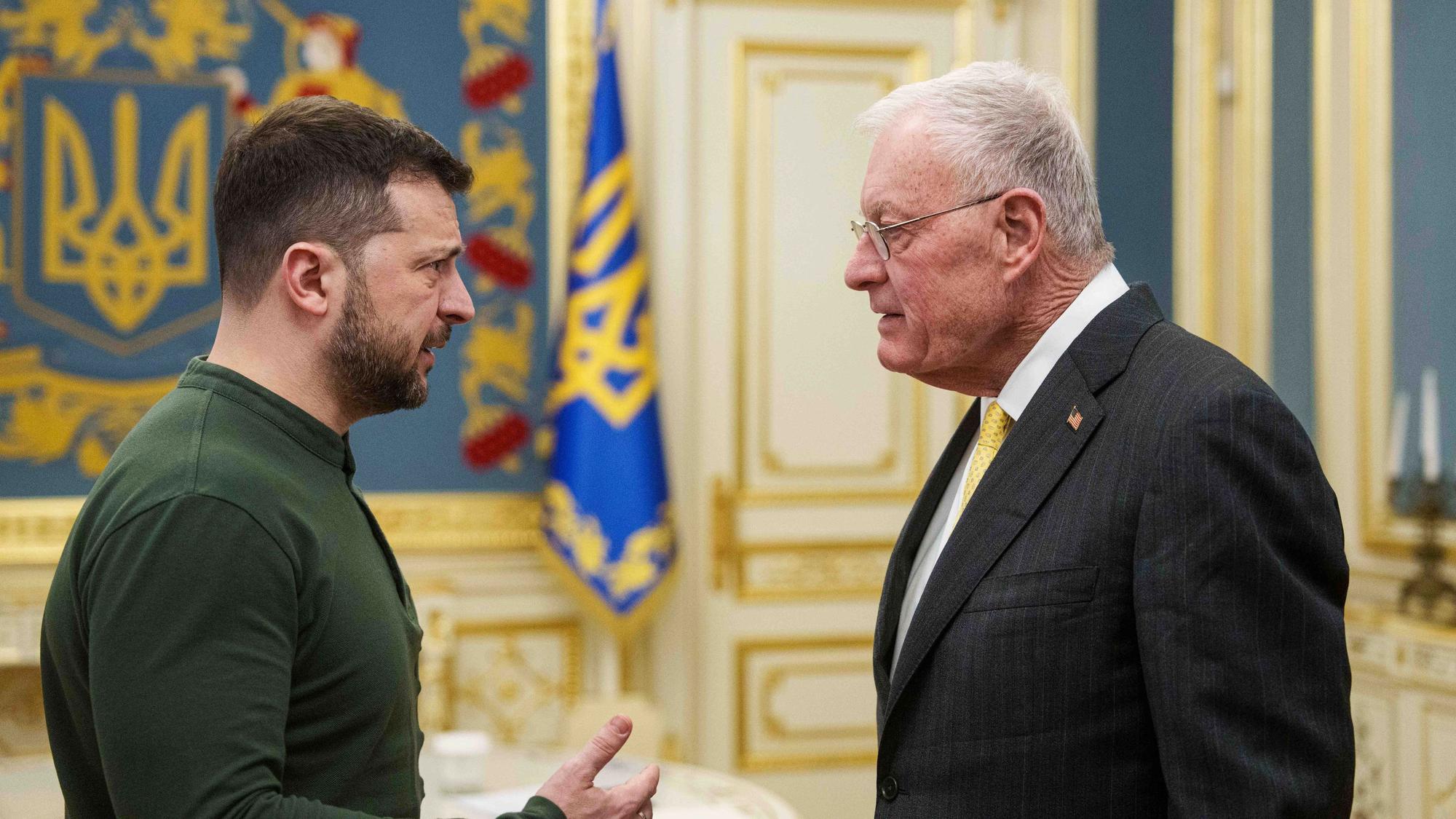 Keith Kellogg (r), US-Sondergesandter für die Ukraine, und der ukrainische Präsident Wolodymyr Selenskyj unterhalten sich während eines Treffens.