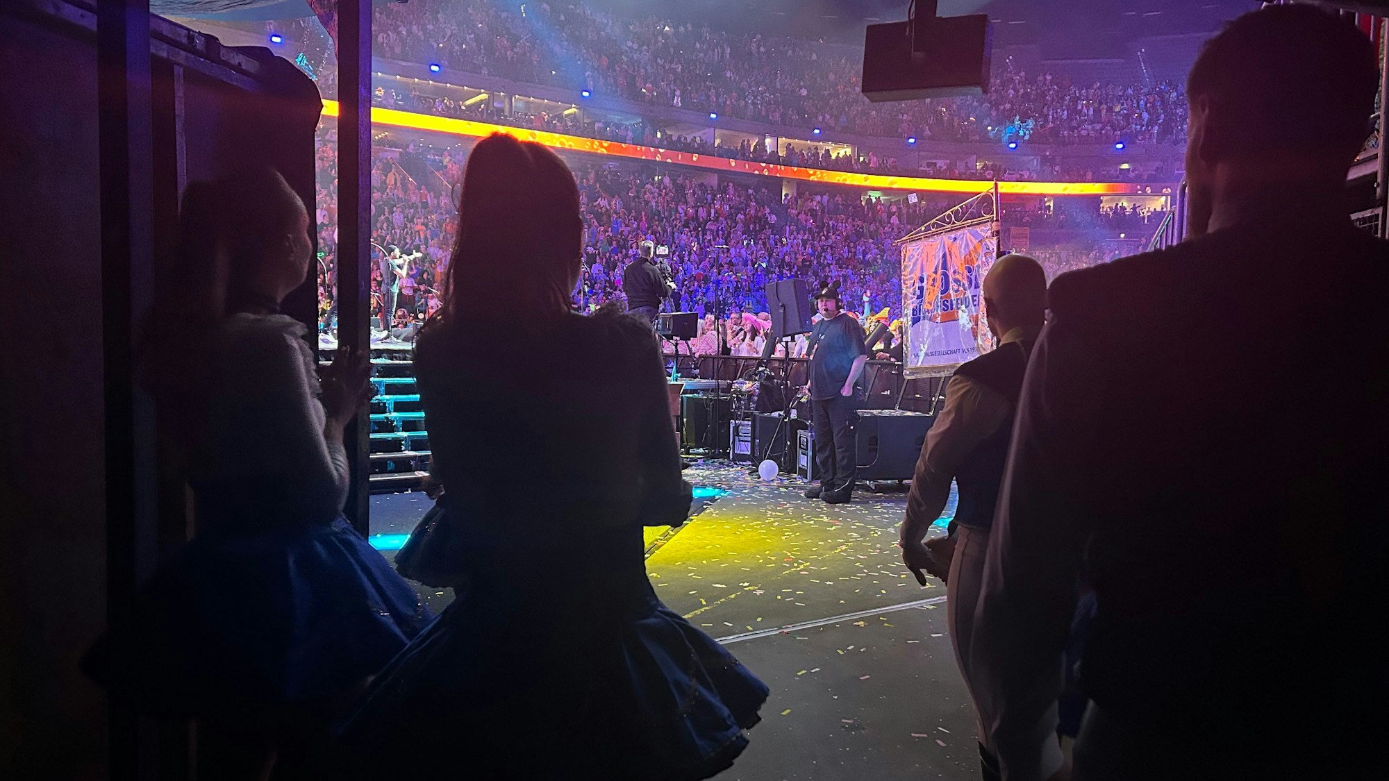 Die letzten Sekunden vor dem Auftritt der Rheinveilchen in der Arena