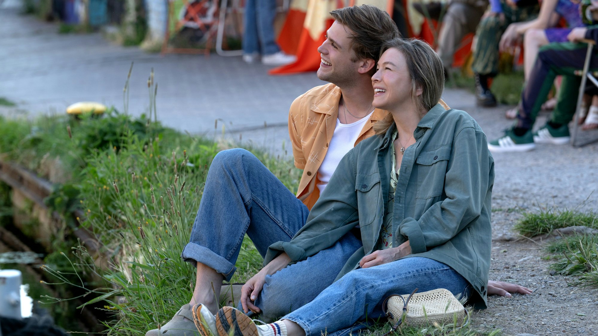 Roxster (Leo Woodall) und Bridget Jones (Renee Zellweger) in einer Szene des Films „Bridget Jones · Verrückt nach ihm“