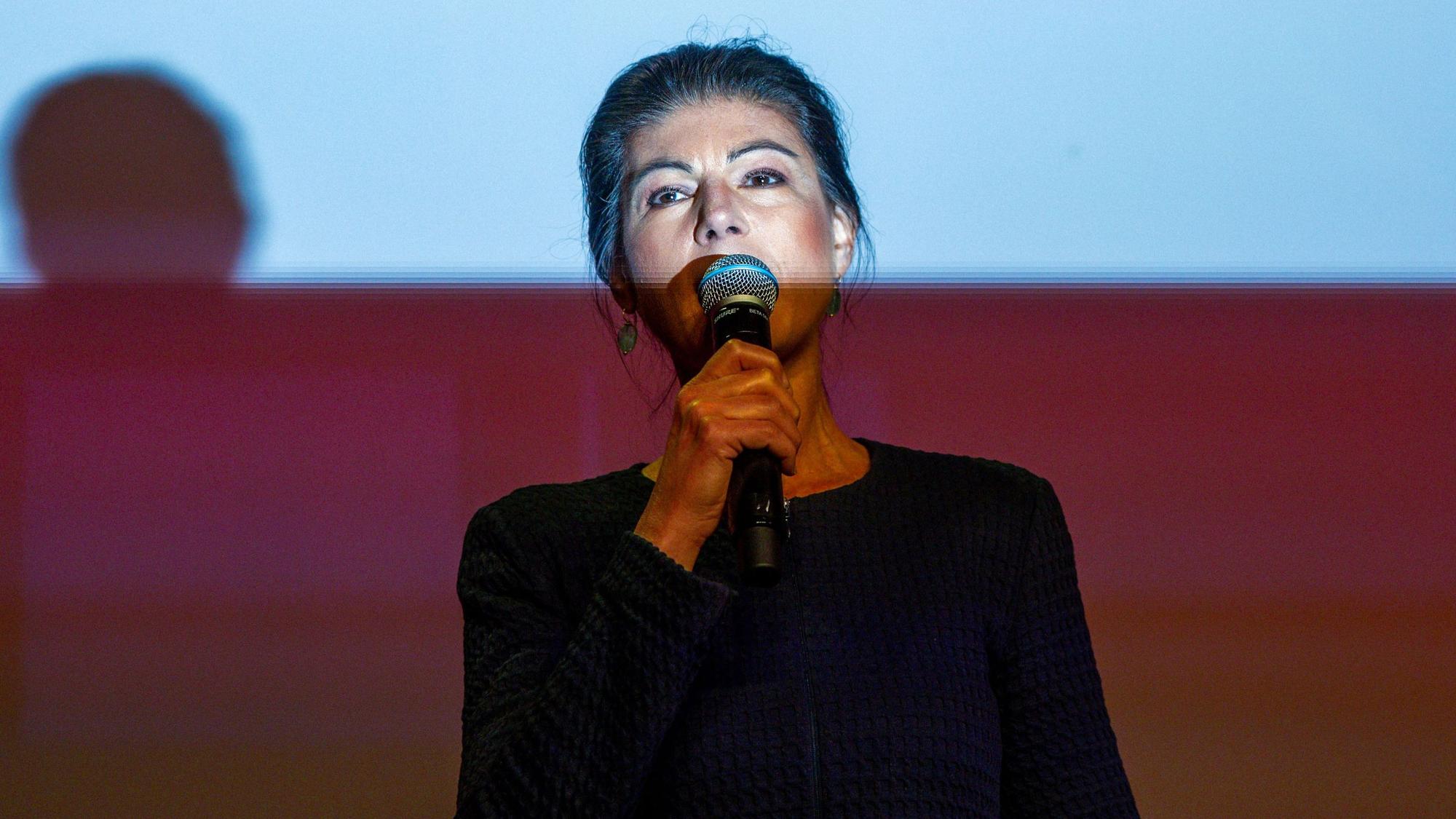 Sahra Wagenknecht, Spitzenkandidatin und Parteivorsitzende vom Bündnis Sahra Wagenknecht BSW, spricht bei der Wahlparty vom BSW.