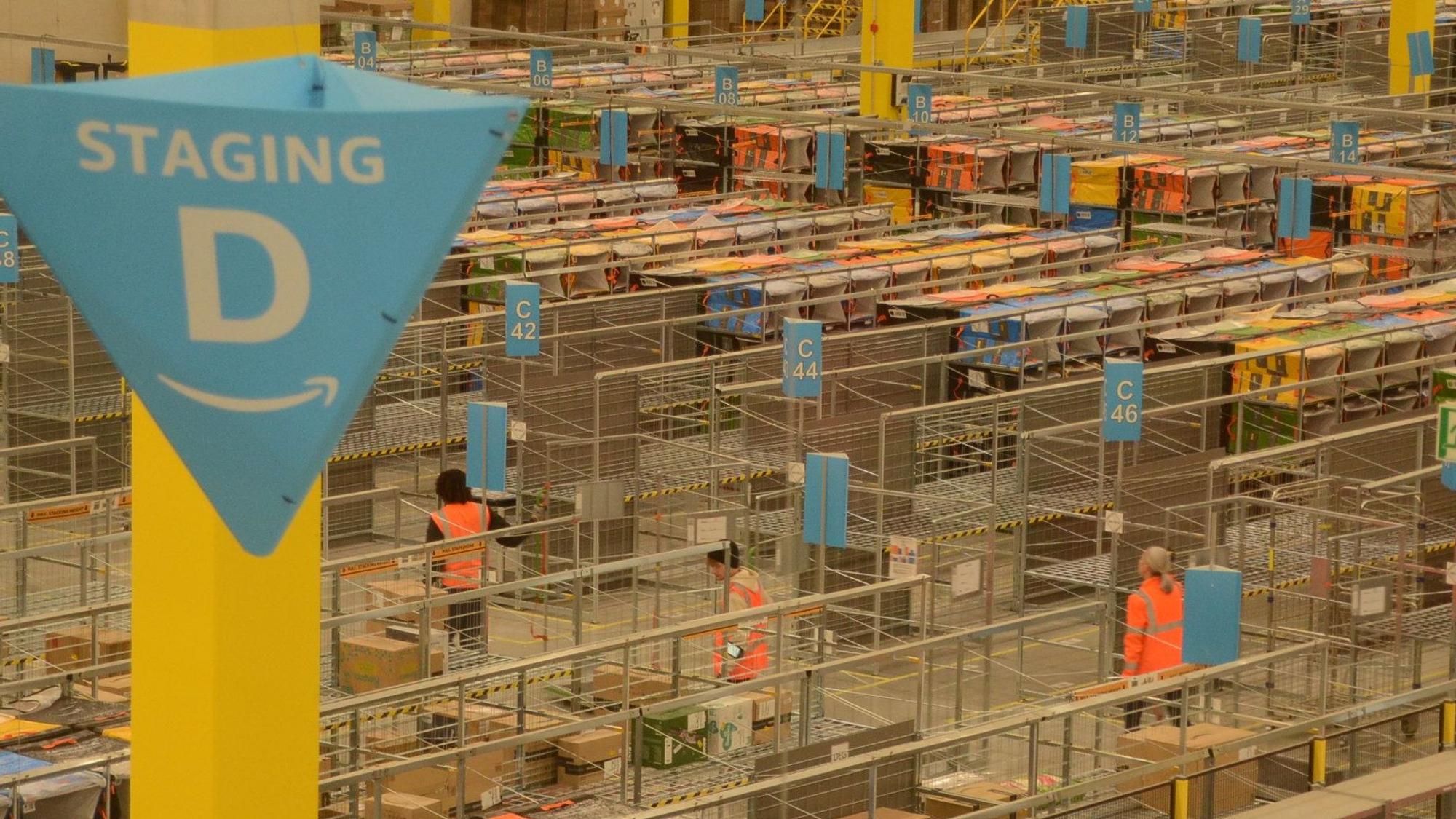 Amazon-Verteilzentrum in Troisdorf, "letzte Meile" im Netzwerk von Amazon, an 9 Toren kommen zwischen 2 und 9 Uhr die Lkw an, zehn bis 15 fahrzeuge pro Schicht. Dafür arbeiten am Zündorfer Weg je Schicht etwa 70 Beschäftigte.