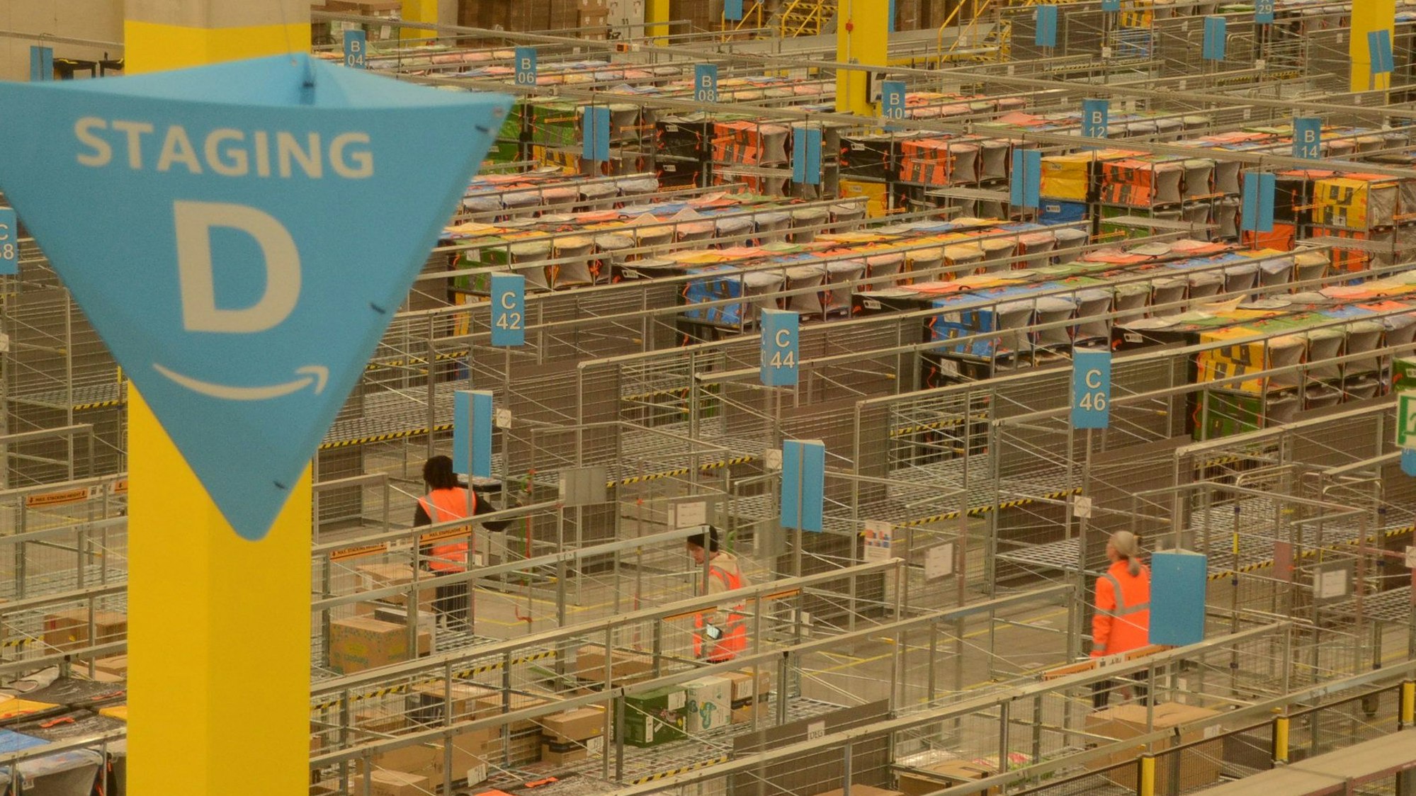 Amazon-Verteilzentrum in Troisdorf, "letzte Meile" im Netzwerk von Amazon, an 9 Toren kommen zwischen 2 und 9 Uhr die Lkw an, zehn bis 15 fahrzeuge pro Schicht. Dafür arbeiten am Zündorfer Weg je Schicht etwa 70 Beschäftigte.