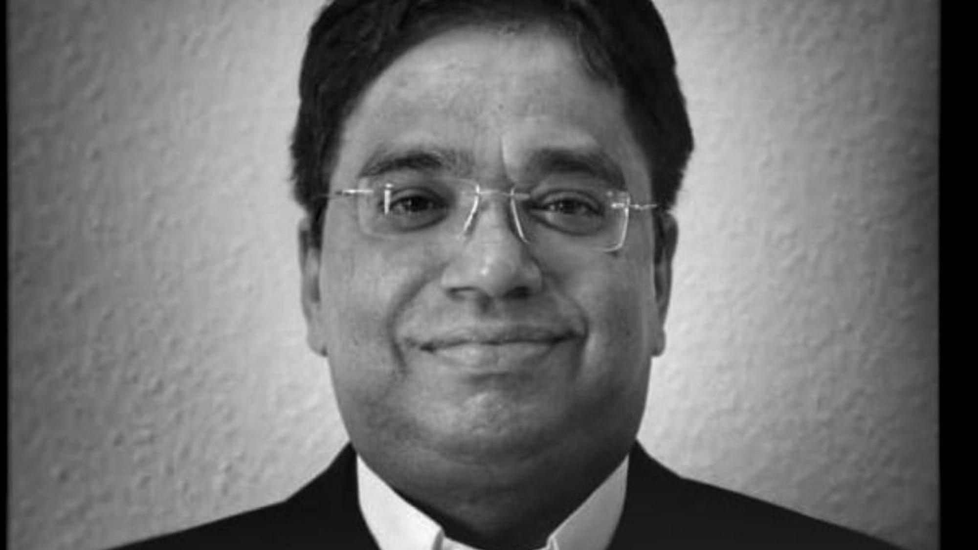 Auf dem Foto ist ein SW-Portrait des Verstorbenen zu sehen