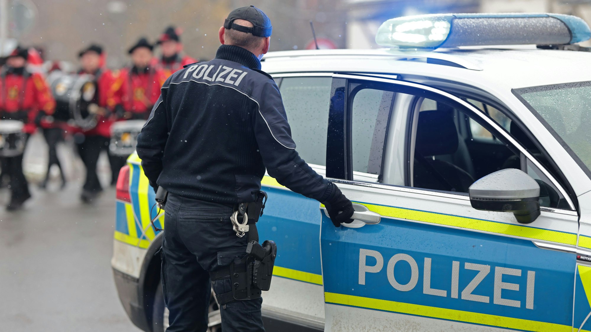Einsatzkräfte der Polizei sichern einen Karnevalsumzug.
