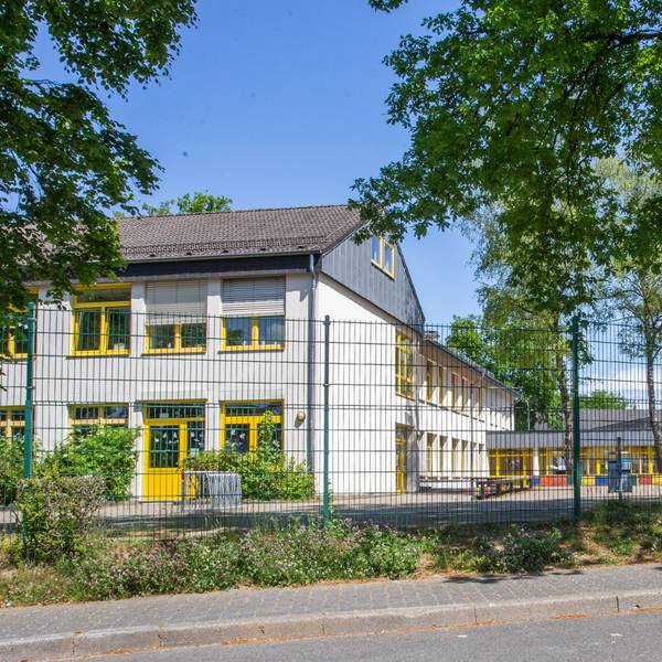 Blick auf ein Schulgebäude, das bei der Bundestagswahl als Wahllokal genutzt wird.