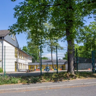 Blick auf ein Schulgebäude, das bei der Bundestagswahl als Wahllokal genutzt wird.