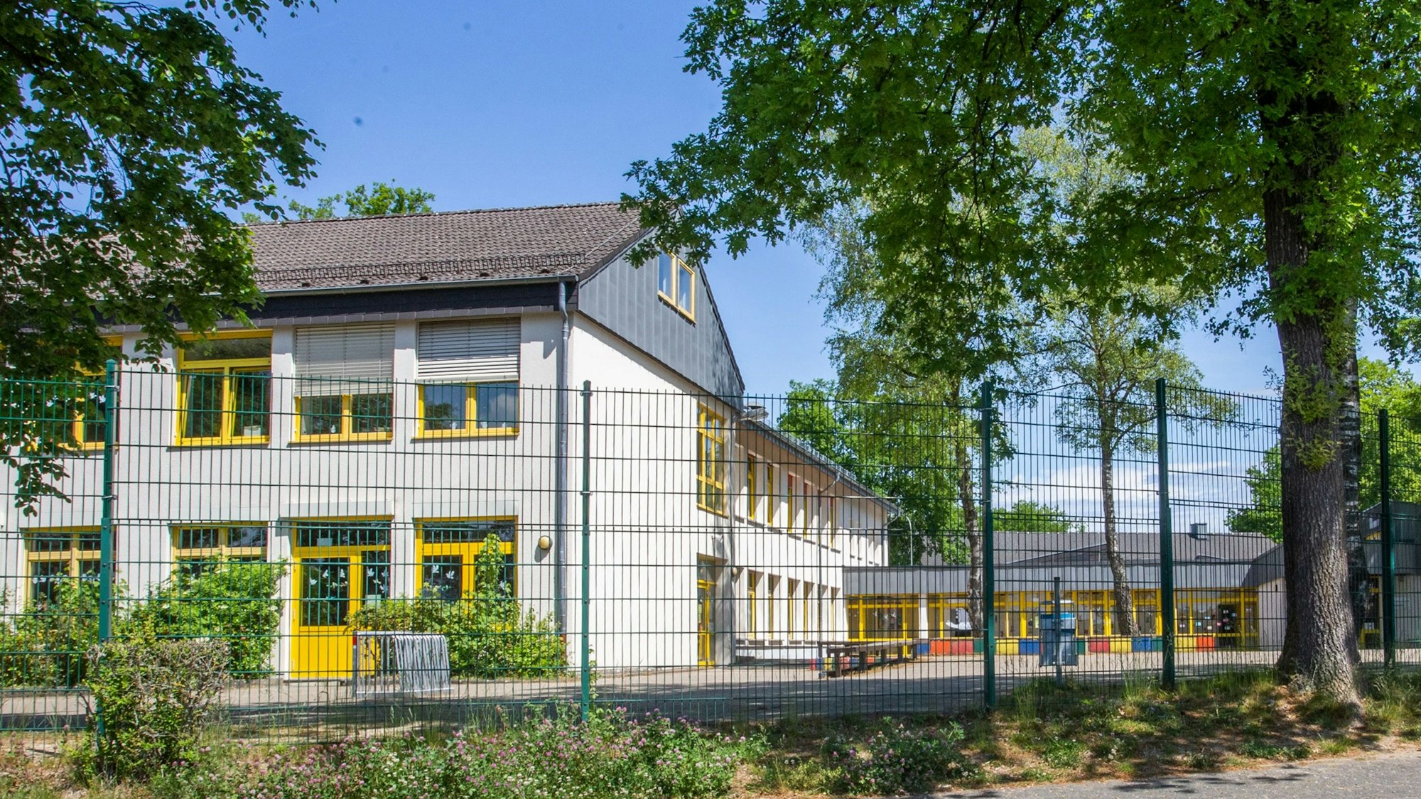 Blick auf ein Schulgebäude, das bei der Bundestagswahl als Wahllokal genutzt wird.