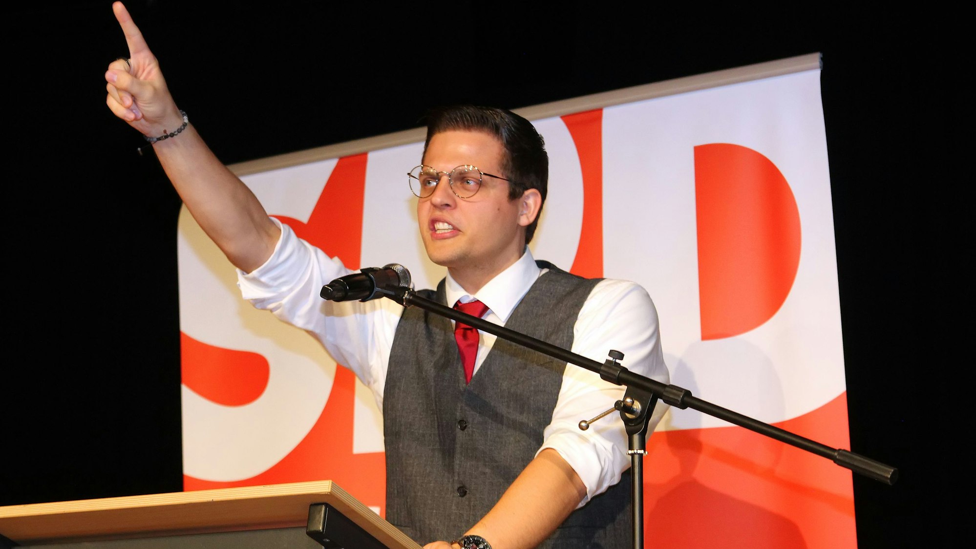 Auf dem Foto ist der SPD-Politiker Aaron Spielmanns zu sehen.