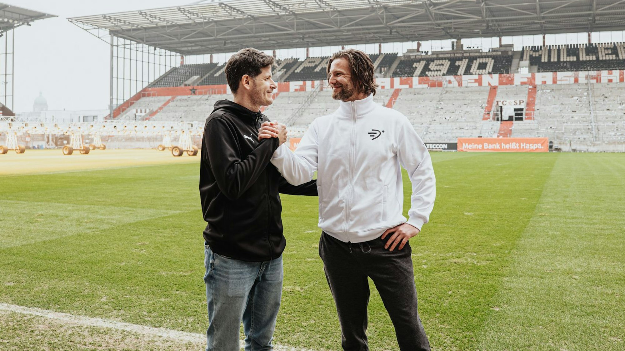 Jonas Sela (r.) und Benjamin Liedtke, Leiter des NLZ des FC St. Pauli