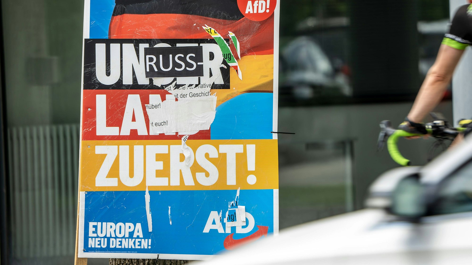Ein mit „Russland“ überklebtes AfD-Wahlplakat in München. Moskau lobt den Erfolg der Rechtspopulisten in Deutschland. Von Friedrich Merz verspricht man sich wenig in der russischen Hauptstadt. (Symbolbild)
