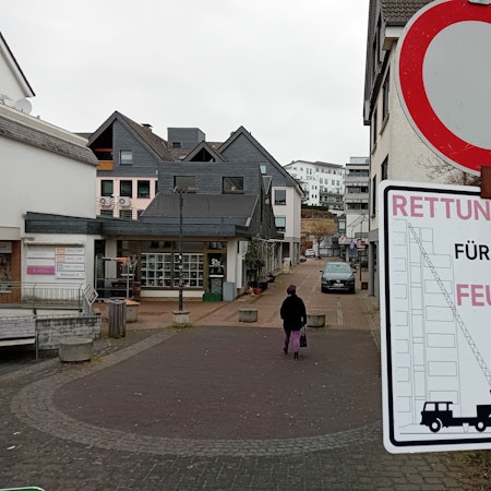 Ein Schild vor einer Fußgängerpassage fordert: „Rettungswege für die Feuerwehr freihalten.“