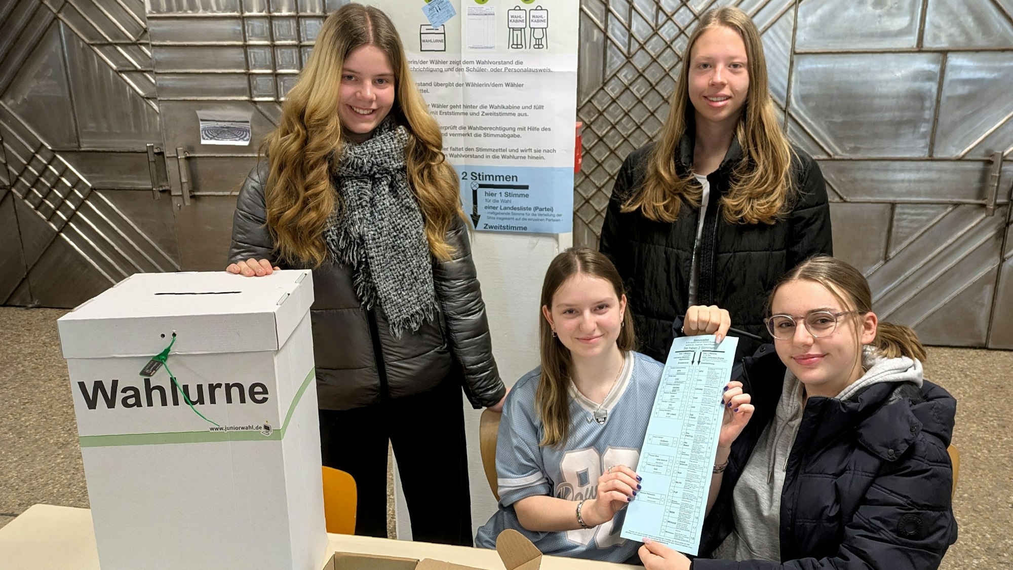 Die Wahlhelferinnen der Juniorwahl an der Euskirchener Marienschule mit Wahlurne und Stimmzettel.