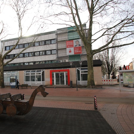 Auf dem Bild ist das alte Gebäude der Kreissparkasse Köln in Frechen zu sehen.