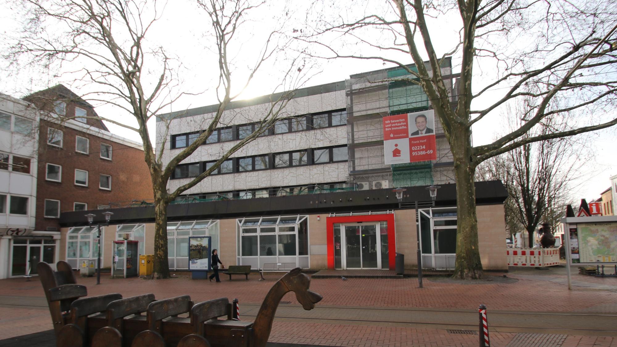 Auf dem Bild ist das alte Gebäude der Kreissparkasse Köln in Frechen zu sehen.