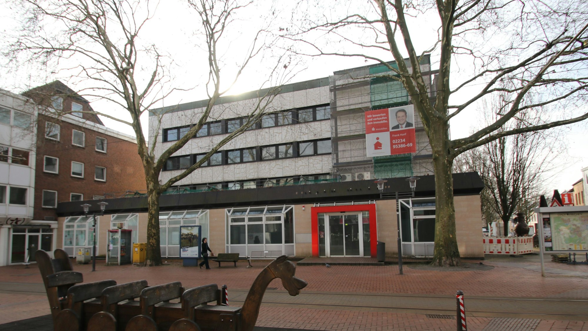 Auf dem Bild ist das alte Gebäude der Kreissparkasse Köln in Frechen zu sehen.