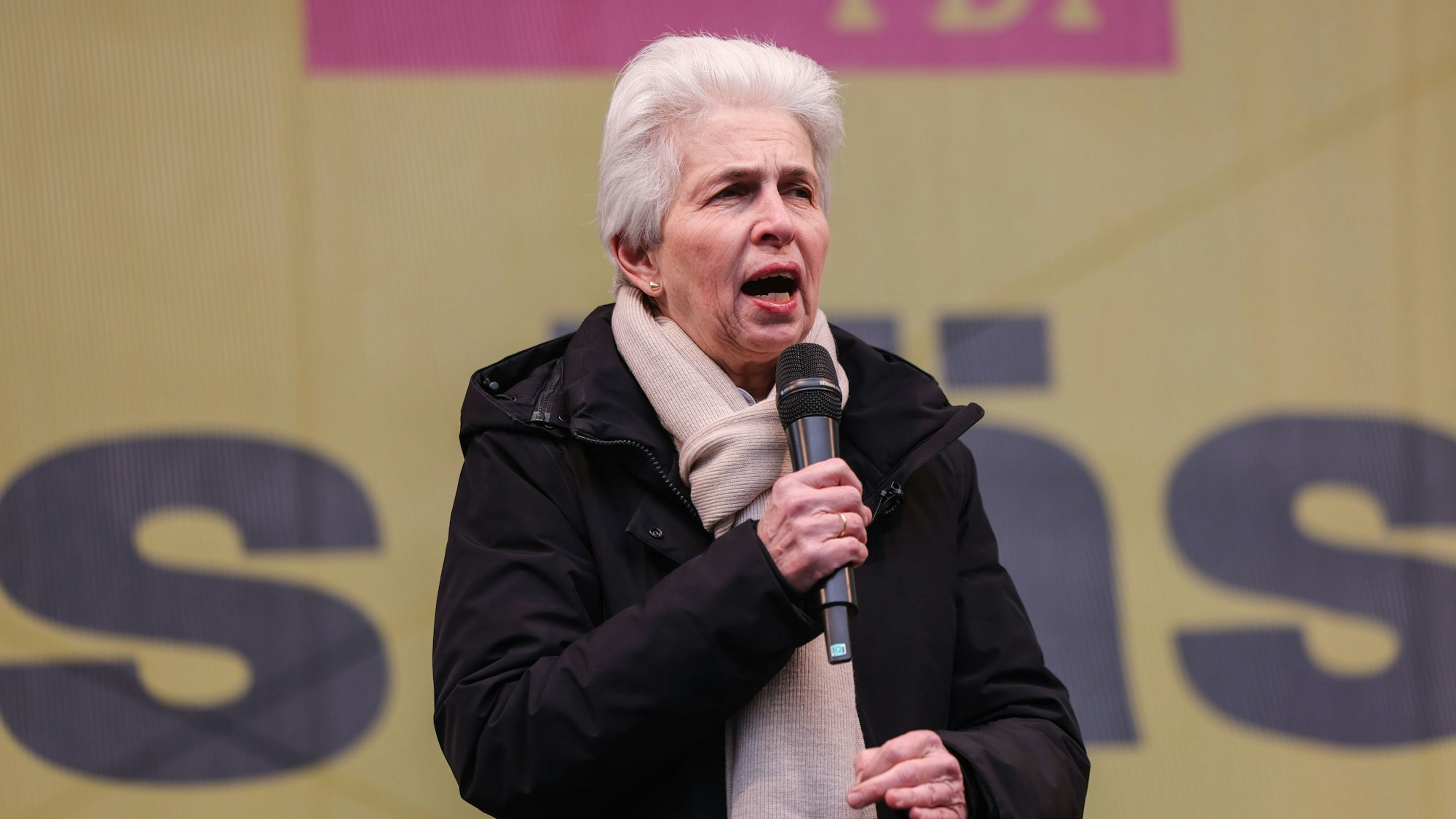 17.02.2025, Nordrhein-Westfalen, Düsseldorf: Marie-Agnes Strack-Zimmermann, Leiterin der FDP-Delegation im Europäischen Parlament, spricht bei einem Wahlkampftermin in Düsseldorf. Foto: Oliver Berg/dpa +++ dpa-Bildfunk +++
