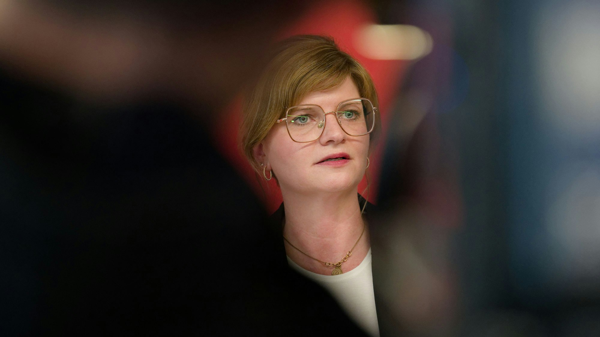 Düsseldorf: Sarah Philipp, Vorsitzende der SPD Nordrhein-Westfalen, gibt ein Pressestatement zum Ausgang der Bundestagswahl ab.