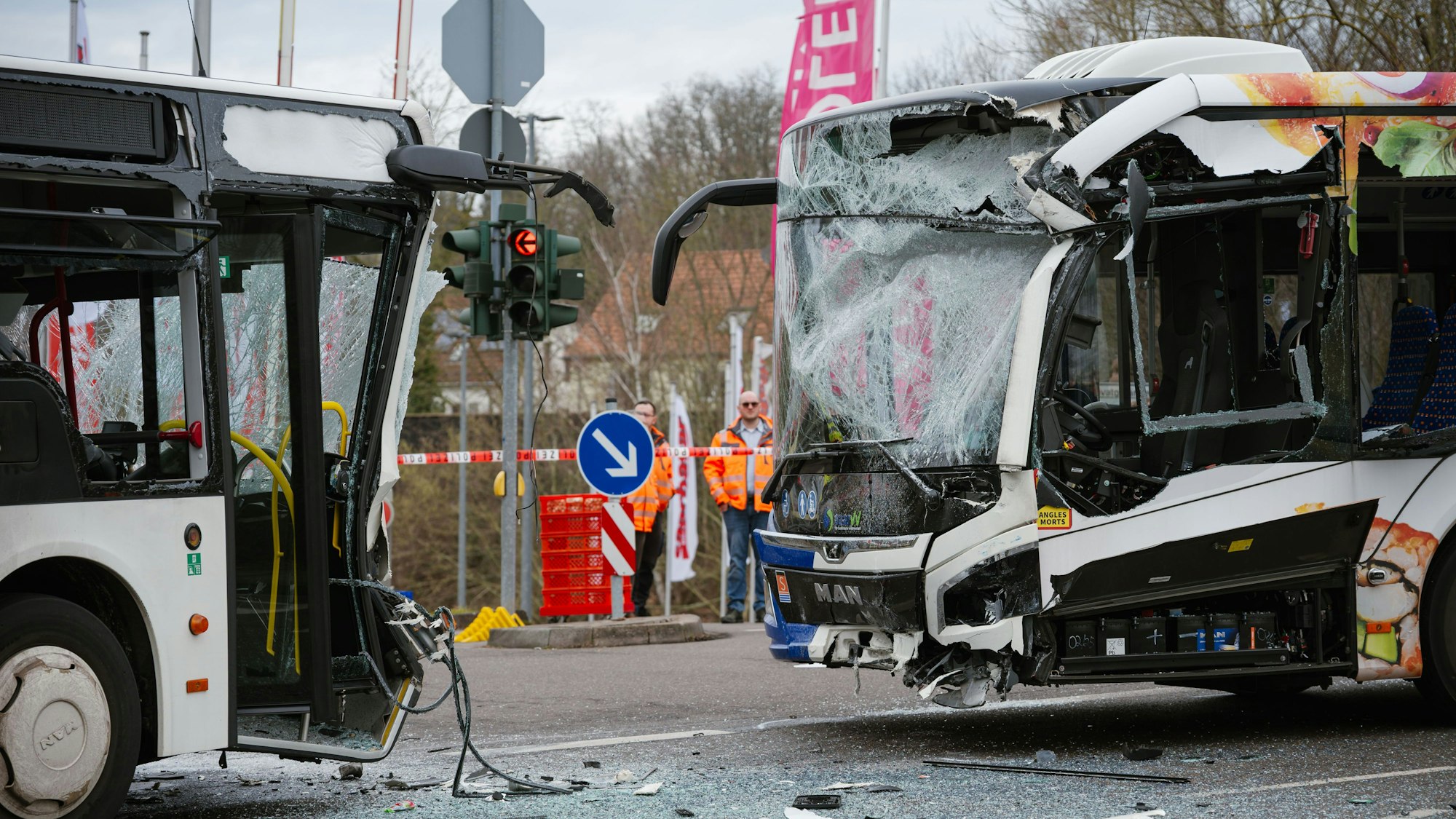 Zwei Linienbusse mit komplett zerstörten Fronten stehen sich auf einer Kreuzung gegenüber.
