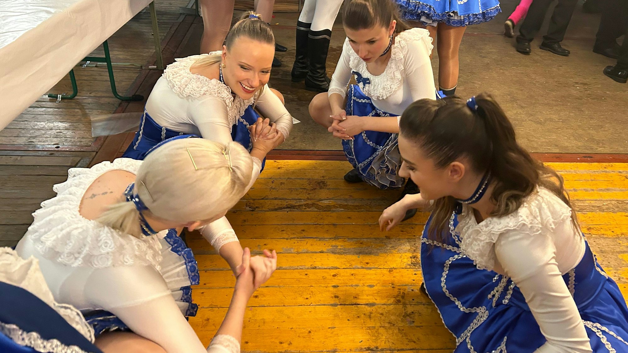 Kurz noch dehnen, wo Gäste währenddessen ihre Jacken abgeben: die Rheinveilchen auf einer Mädchensitzung in Mönchengladbach.