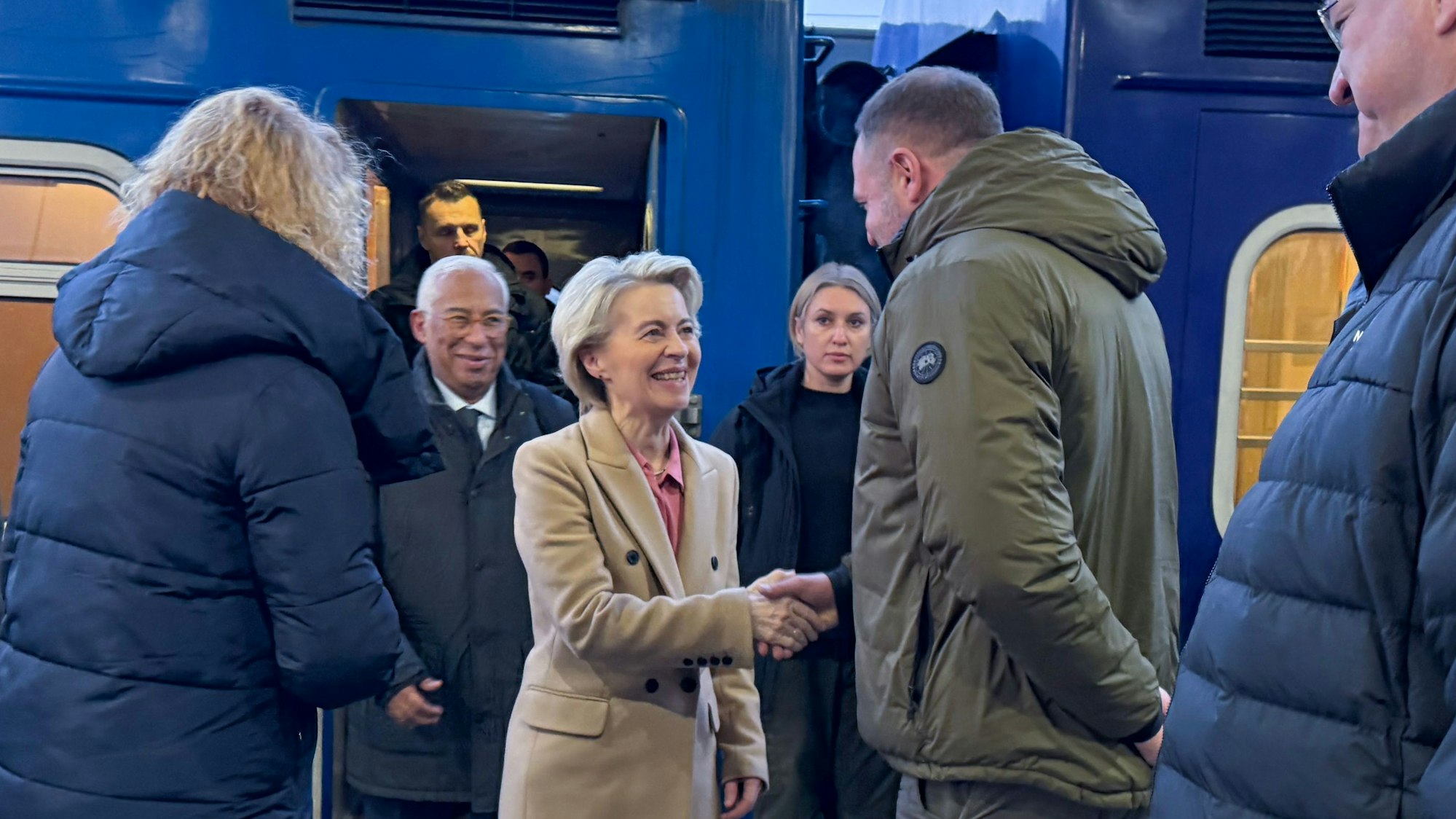 EU-Kommissionspräsidentin Ursula von der Leyen (M) und EU-Ratspräsident Antonio Costa (M l) kommen am dritten Jahrestag der russischen Invasion in die Ukraine in Kiew an. Costa und von der Leyen sind mit rund 20 EU-Kommissaren nach Kiew gereist, wo sie gemeinsam mit westlichen Staats- und Regierungschefs an einer vom ukrainischen Präsidenten Wolodymyr Selenskyj organisierten Konferenz teilnehmen.