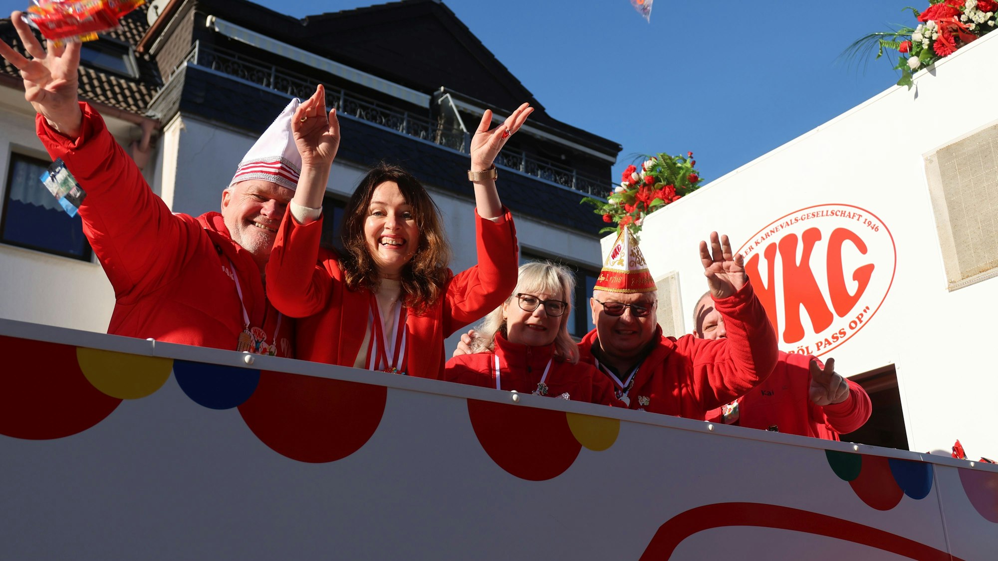 Bürgermeisterin Larissa Weber auf einem Karnevalswagen bei einem Umzug.