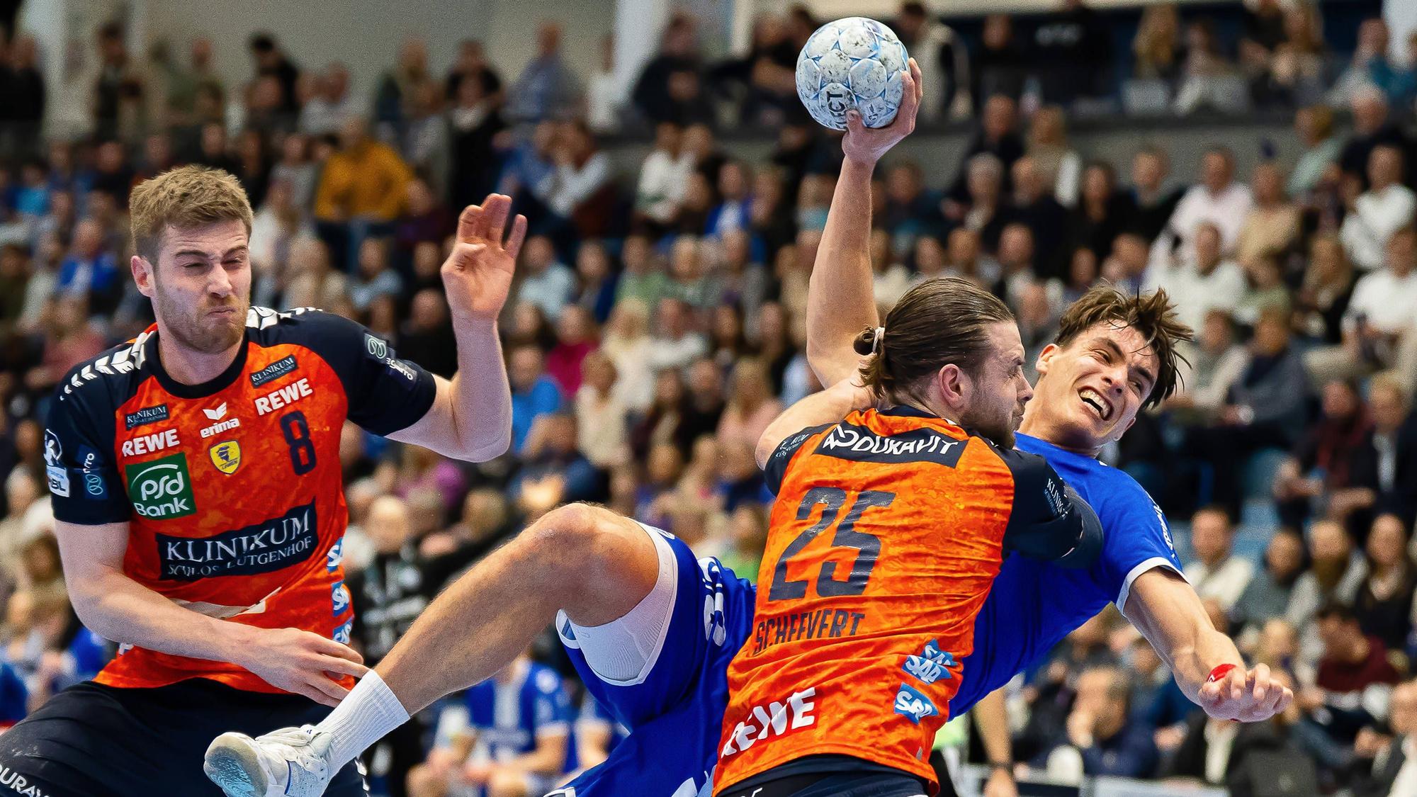 Löwen-Abwehrspieler Olle Forsell Schefvert versucht Julian Köster am Torwurf zu hindern.