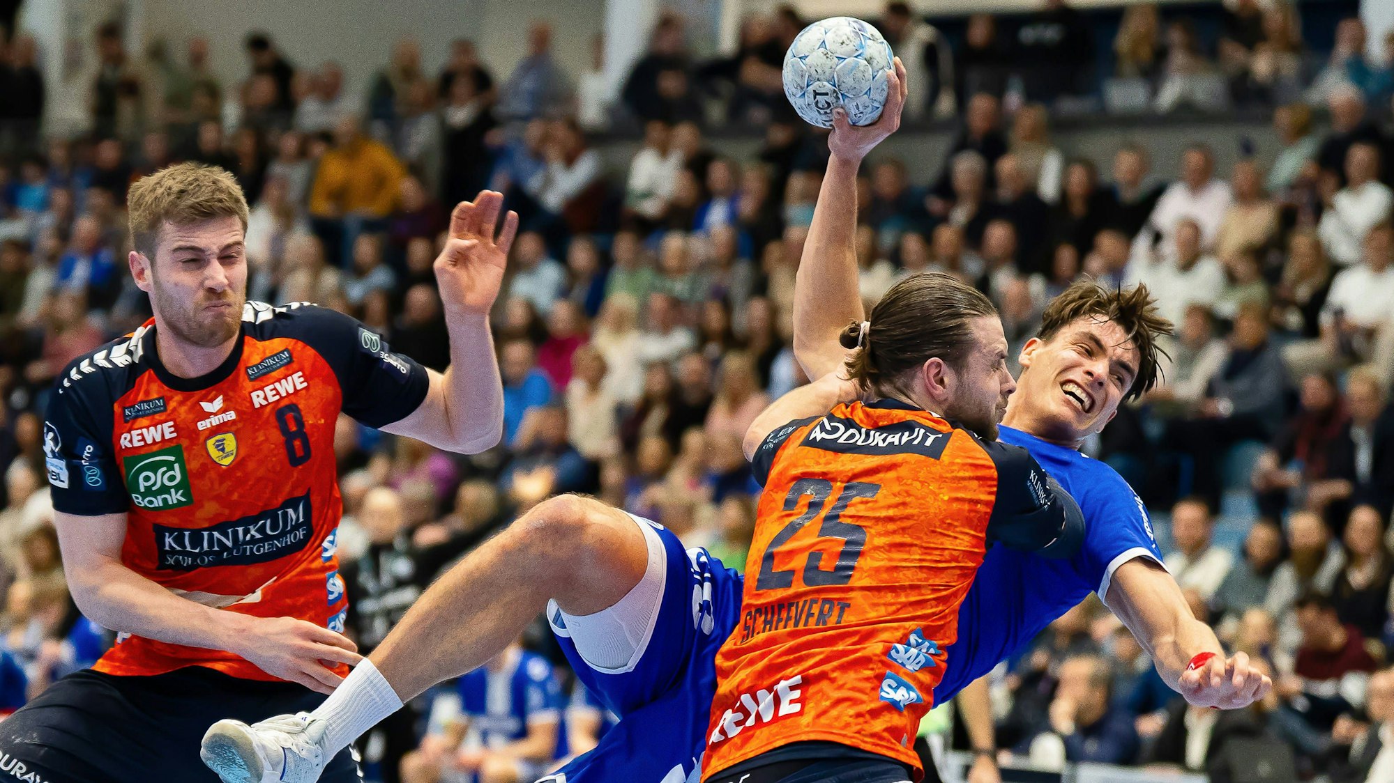 Löwen-Abwehrspieler Olle Forsell Schefvert versucht Julian Köster am Torwurf zu hindern.