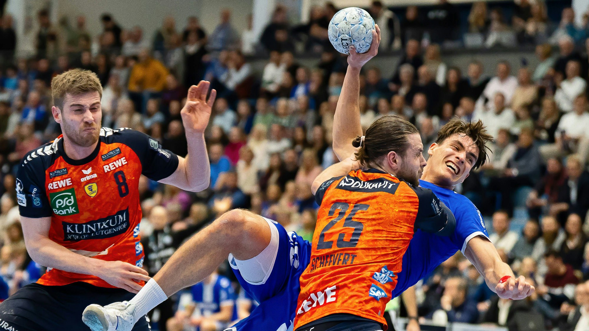 Olle Forsell Schefvert stoppt den Gummersbacher Julian Köster bei seinem Wurfversuch. Im Hintergrund beobachtet Tim Nothdurft die Szene.