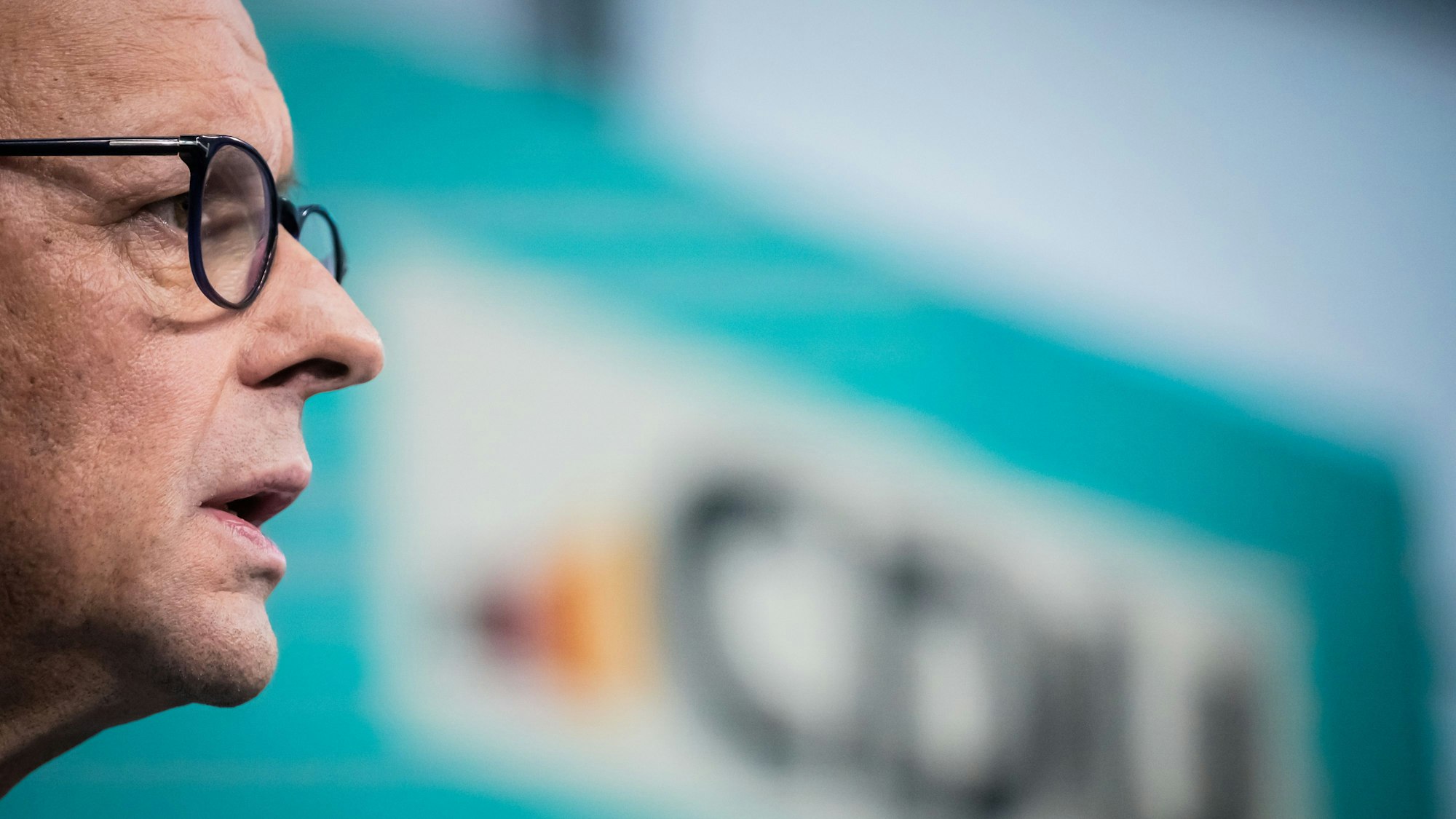 24.02.2025, Berlin: Friedrich Merz, CDU-Bundesvorsitzender und CDU/CSU-Fraktionsvorsitzender im Bundestag, spricht während einer Pressekonferenz nach der Sitzung des CDU-Vorstands.