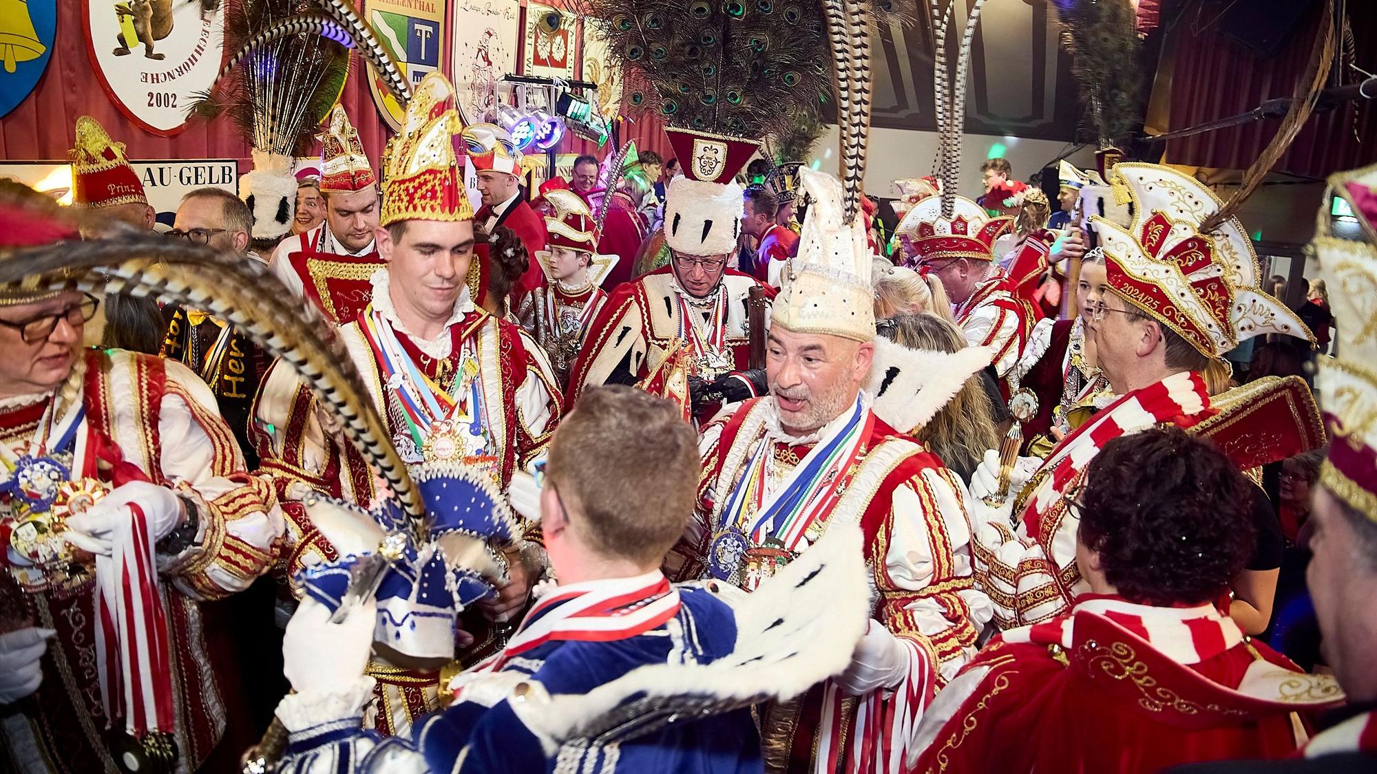 Beim Prinzentreffen in Dreiborn treffen zahlreiche karnevalistische Tollitäten aus dem Kreis Euskirchen aufeinander.