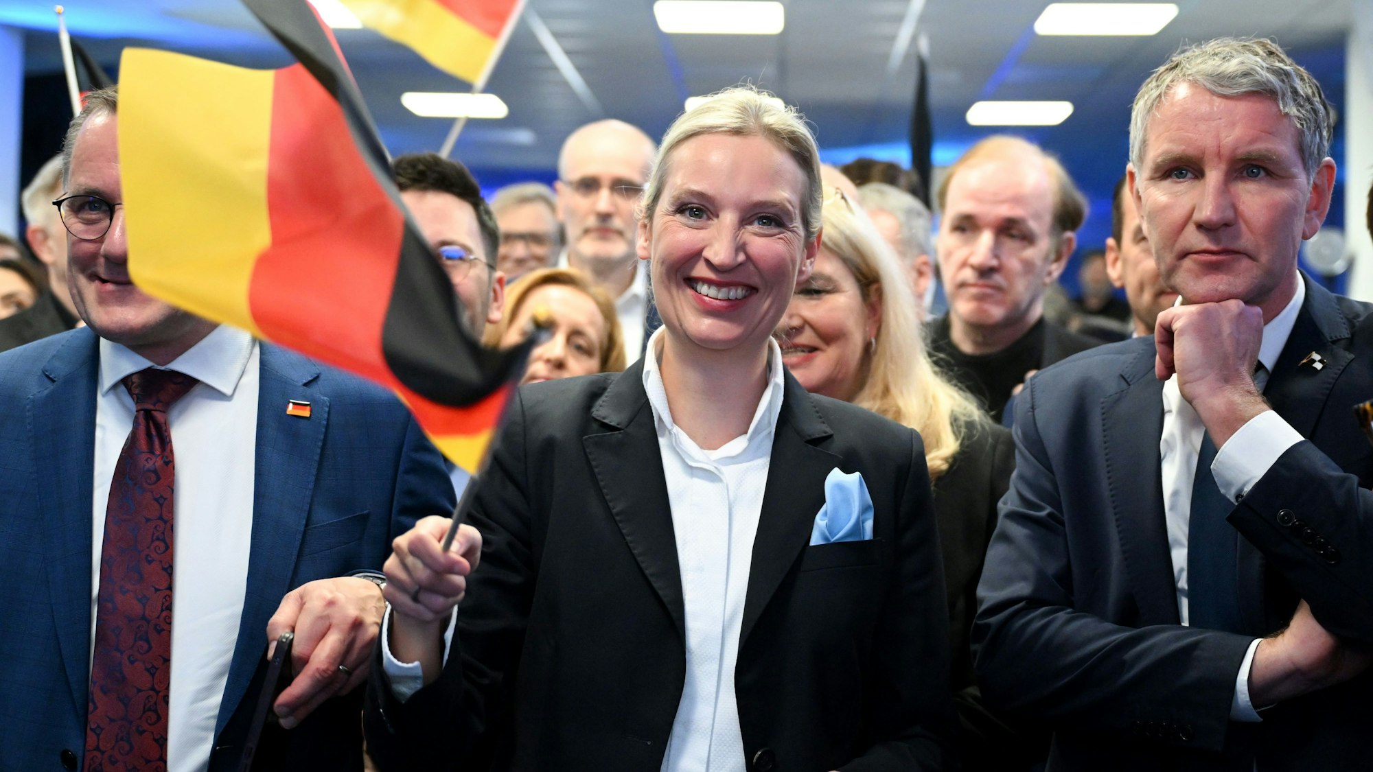Alice Weidel, Bundesvorsitzende und Kanzlerkandidatin der AfD, schwenkt eine Deutschlandfahne bei der Wahlparty der AFD in der AfD Bundesgeschäftsstelle. L
