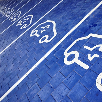 Pictogramme für E-Autos sind auf dem Boden des bislang größten Schnellladeparks des Energieunternehmens EnBW für E-Autos zu sehen. Aber auch umgekehrt geht es: Das E-Auto kann auch Strom abgeben.