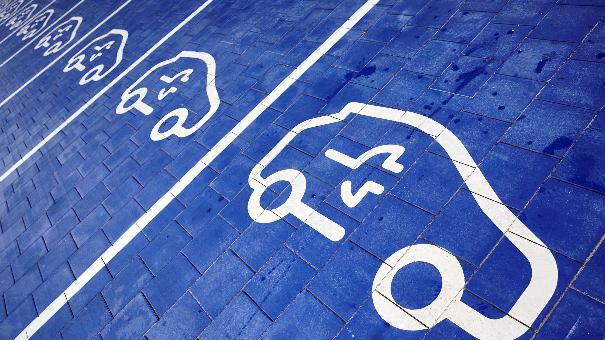 Pictogramme für E-Autos sind auf dem Boden des bislang größten Schnellladeparks des Energieunternehmens EnBW für E-Autos zu sehen. Aber auch umgekehrt geht es: Das E-Auto kann auch Strom abgeben.