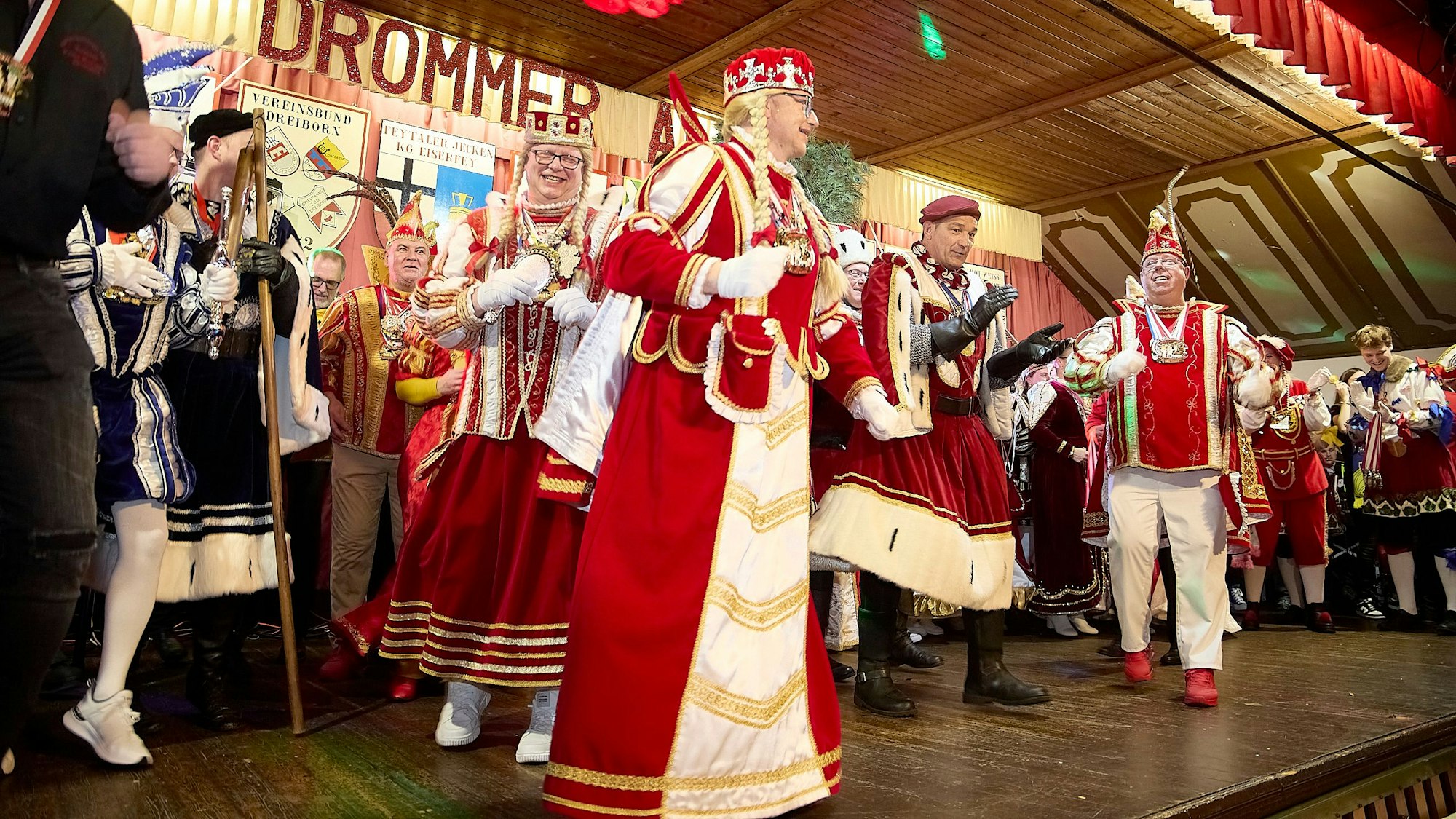 Karnevalstollitäten in ihren Kostümen tanzen auf der Bühne im Dreiborner Saal.