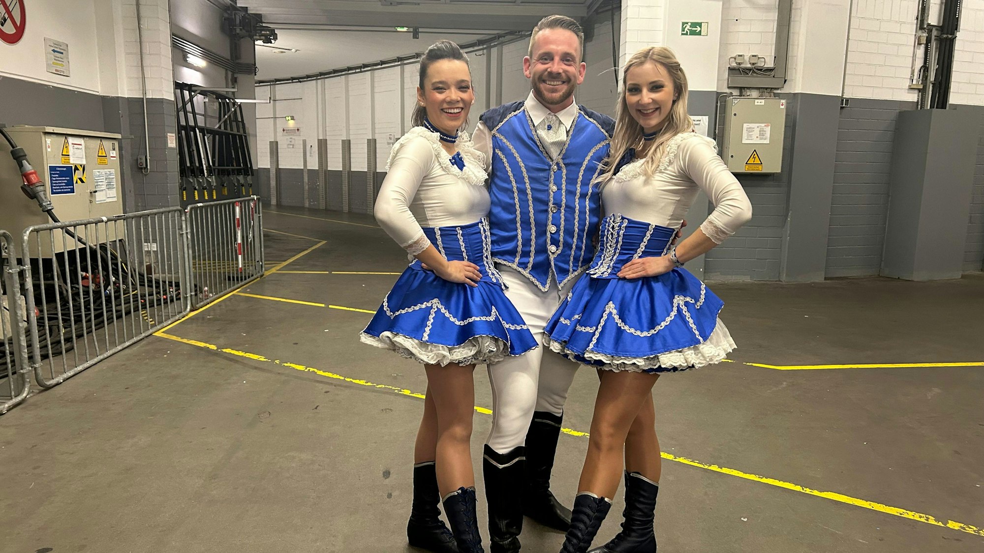 Gruppenleiterin Nicole Schüer (v.l.), Tanzoffizier Tim Schneider und Marie Alexia Danisch hinter den Kulissen der Lanxess-Arena