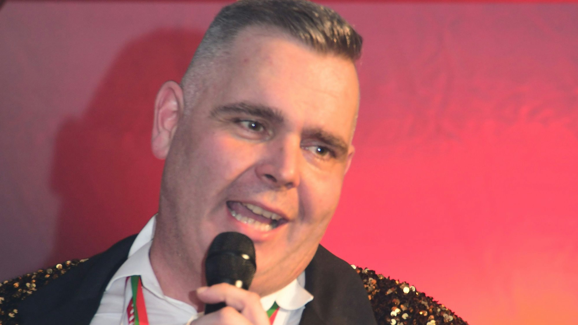 Präsident und Sitzungsleiter Michael Blaeser spricht in das Mikrofon in seiner Hand.