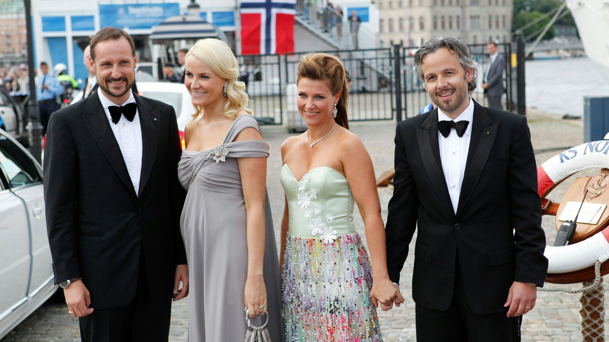 Kronprinzessin Mette-Marit in dem viel beachteten Kleid von Valentino bei der Hochzeit von Kronprinzessin Victoria von Schweden und Prinz Daniel. Links Kronprinz Haakon sowie seine Schwester Märtha Louise und ihr damaliger Ehemann Ari Behn († 2019).