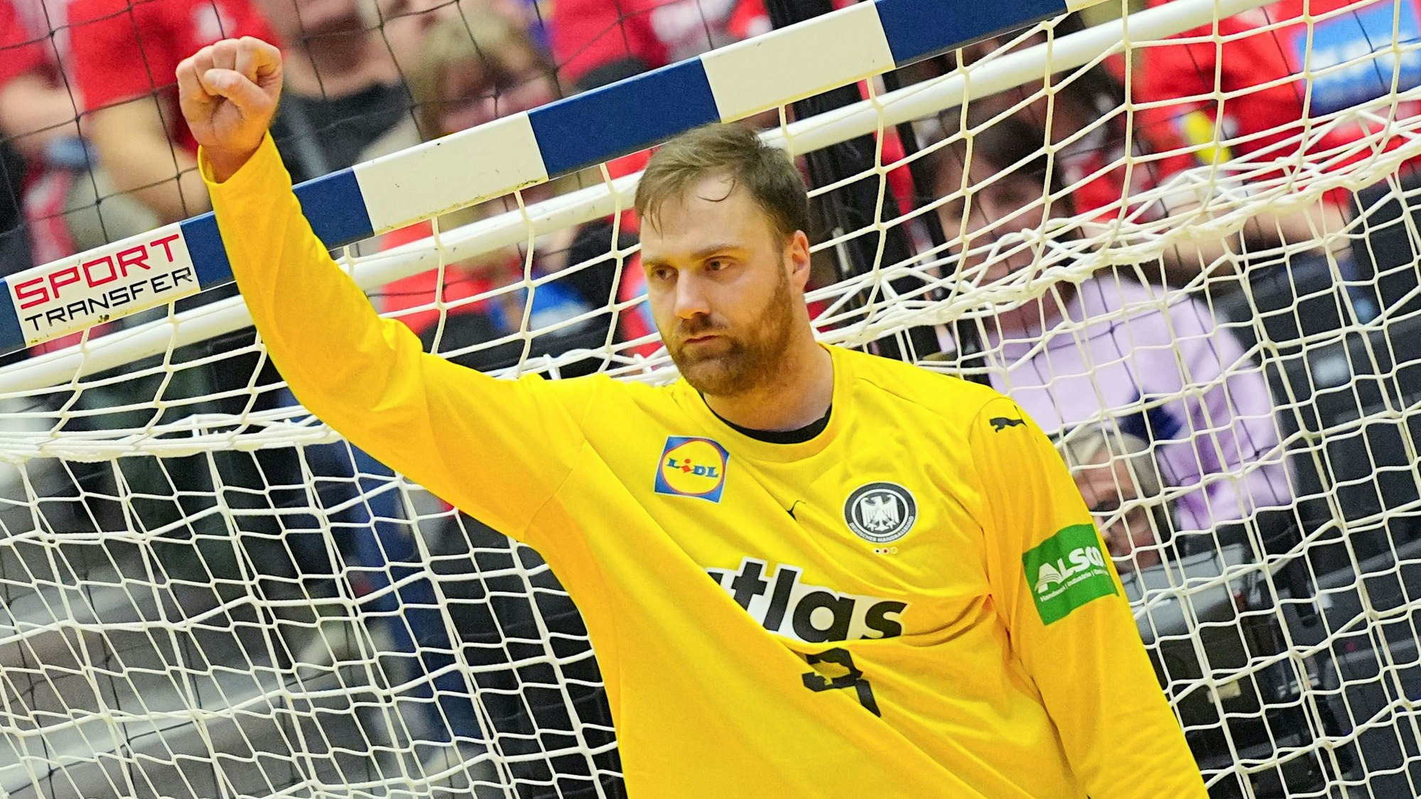 Handball-Torwart Andreas Wolff aus Dom-Esch, hier im gelben Trikot der Nationalmannschaft, jubelt mit erhobener Faust und grimmigem Gesicht.