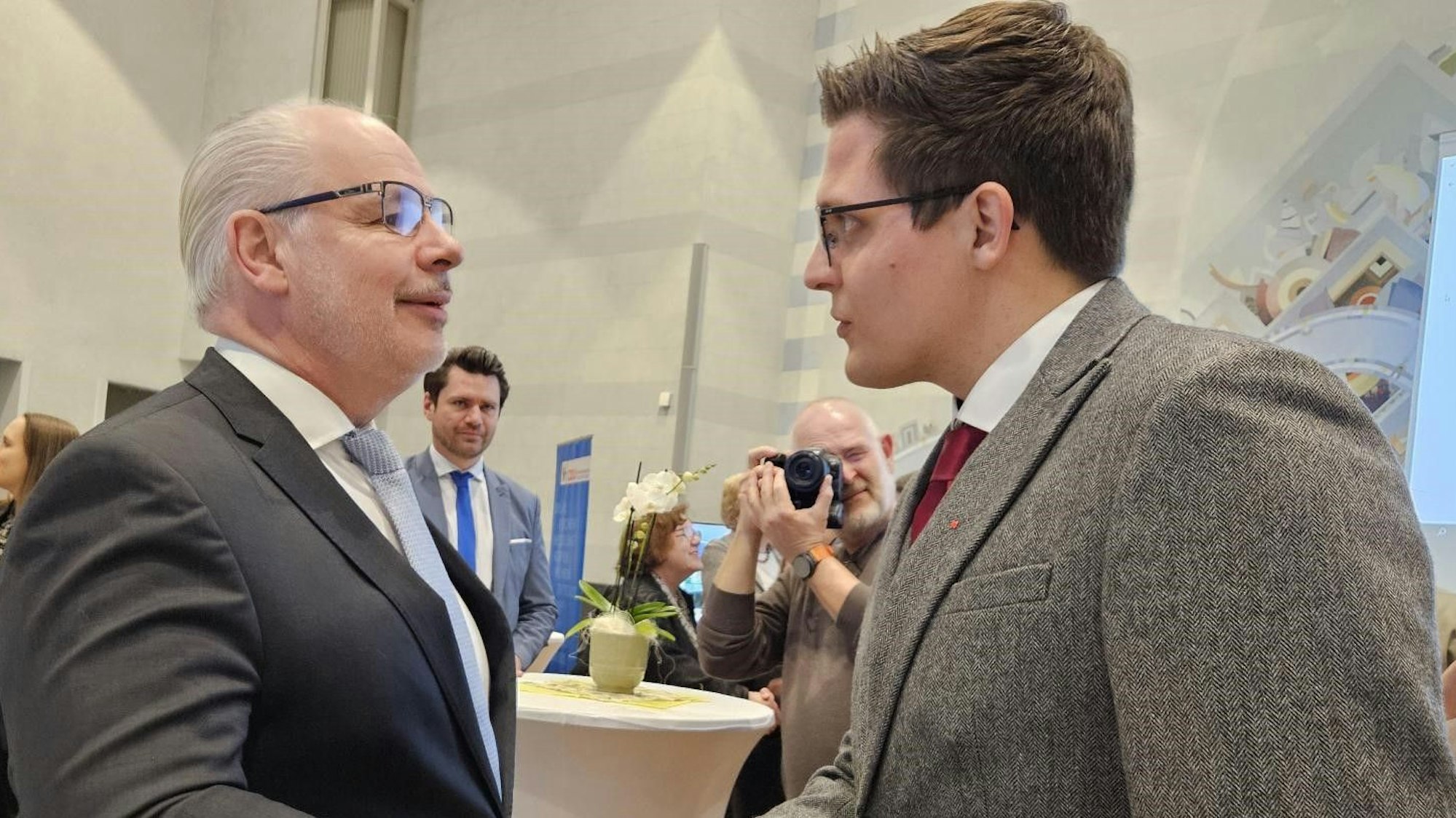 Aaron Spielmanns (SPD) gratulierte dem Wahlsieger Dr. Georg Kippels (CDU).