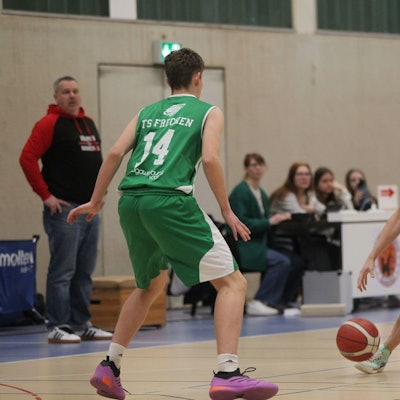 Das Bild zeigt den Basketballer des TuS Zülpich im Dribbling.