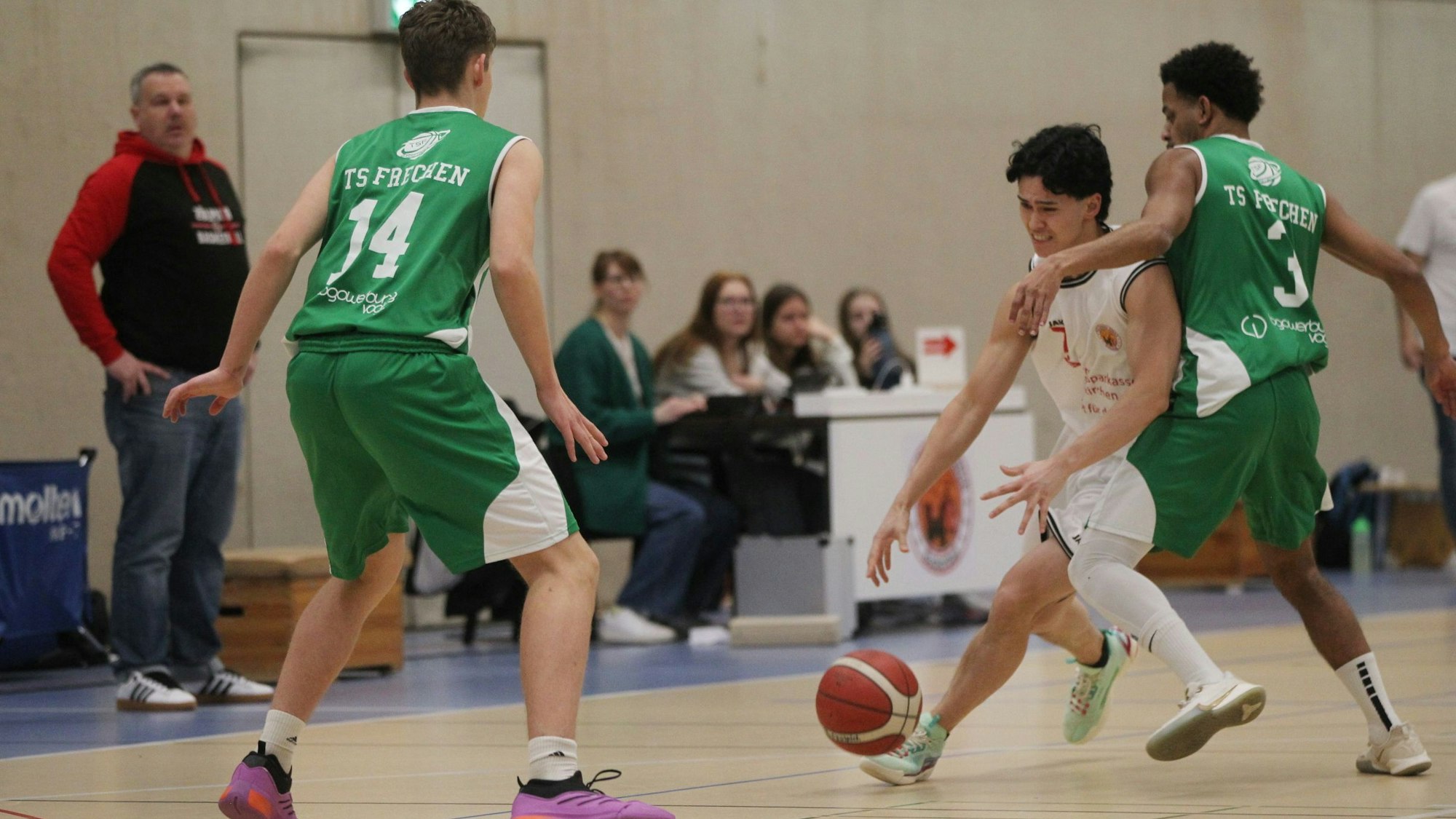 Das Bild zeigt den Basketballer des TuS Zülpich im Dribbling.