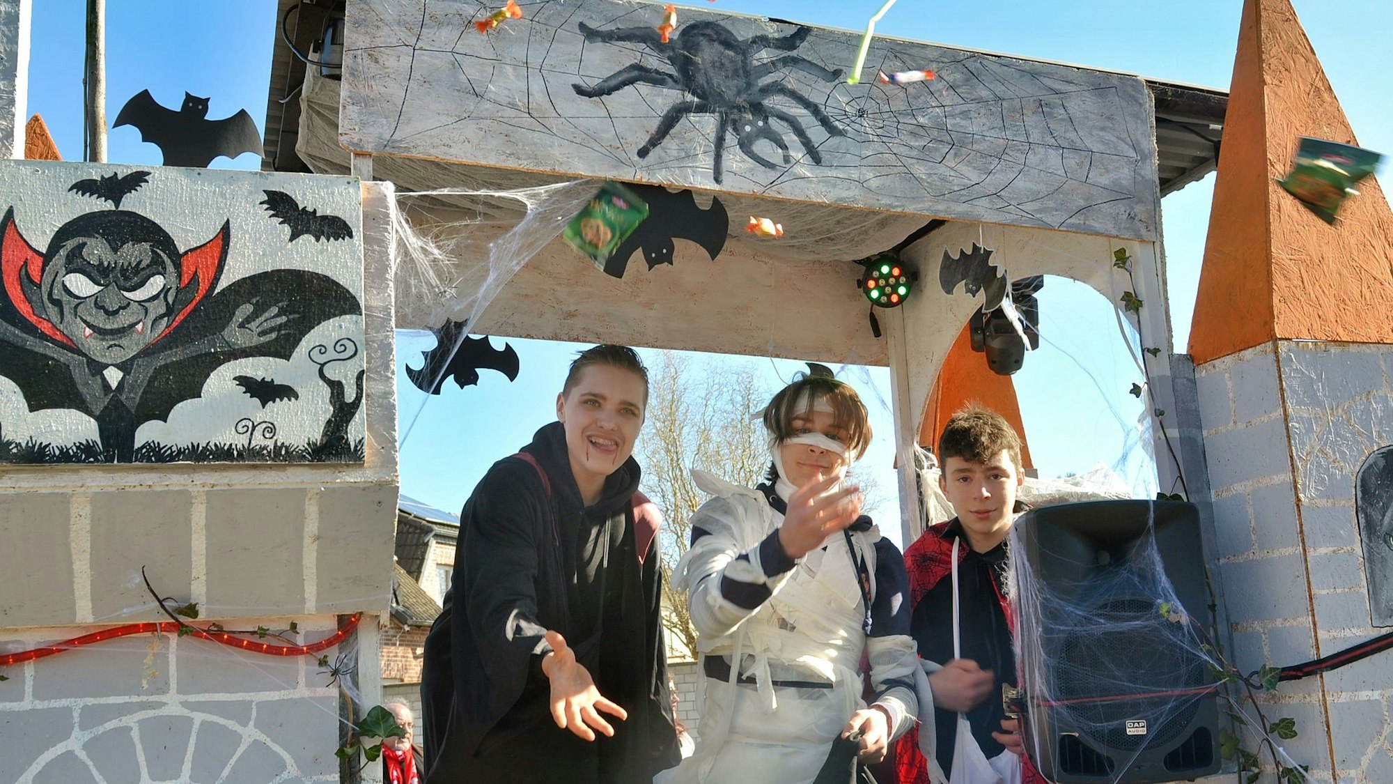 Nico Lahnstein (links) gemeinsam steht mit zwei Mitstreitern auf dem Karnevalswagen.