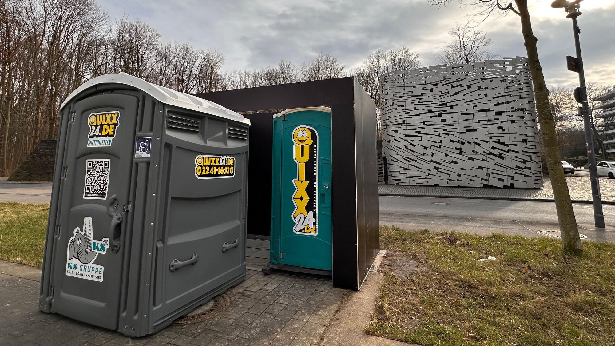 Mobile Toilette vor einer Umhausung