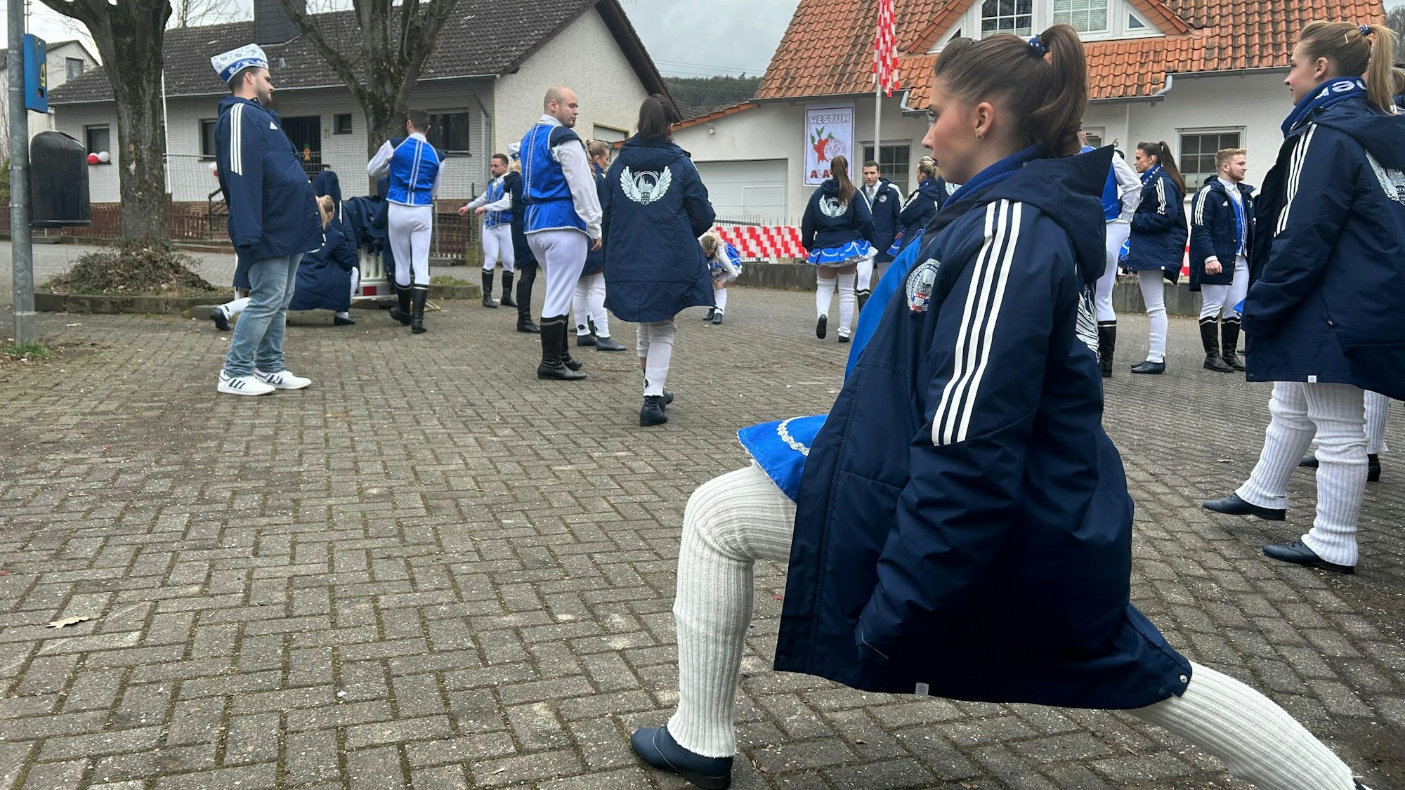 Letzte Vorbereitungen: Wenn der Platz am Veranstaltungsort knapp ist, muss das Warm-up auch mal auf dem Parkplatz stattfinden.