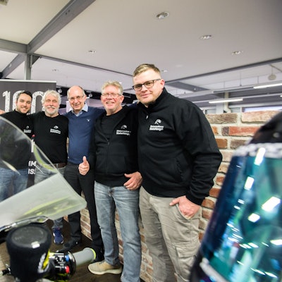 Fünf Männer unterschiedlichen Alters stehen nebeneinander.