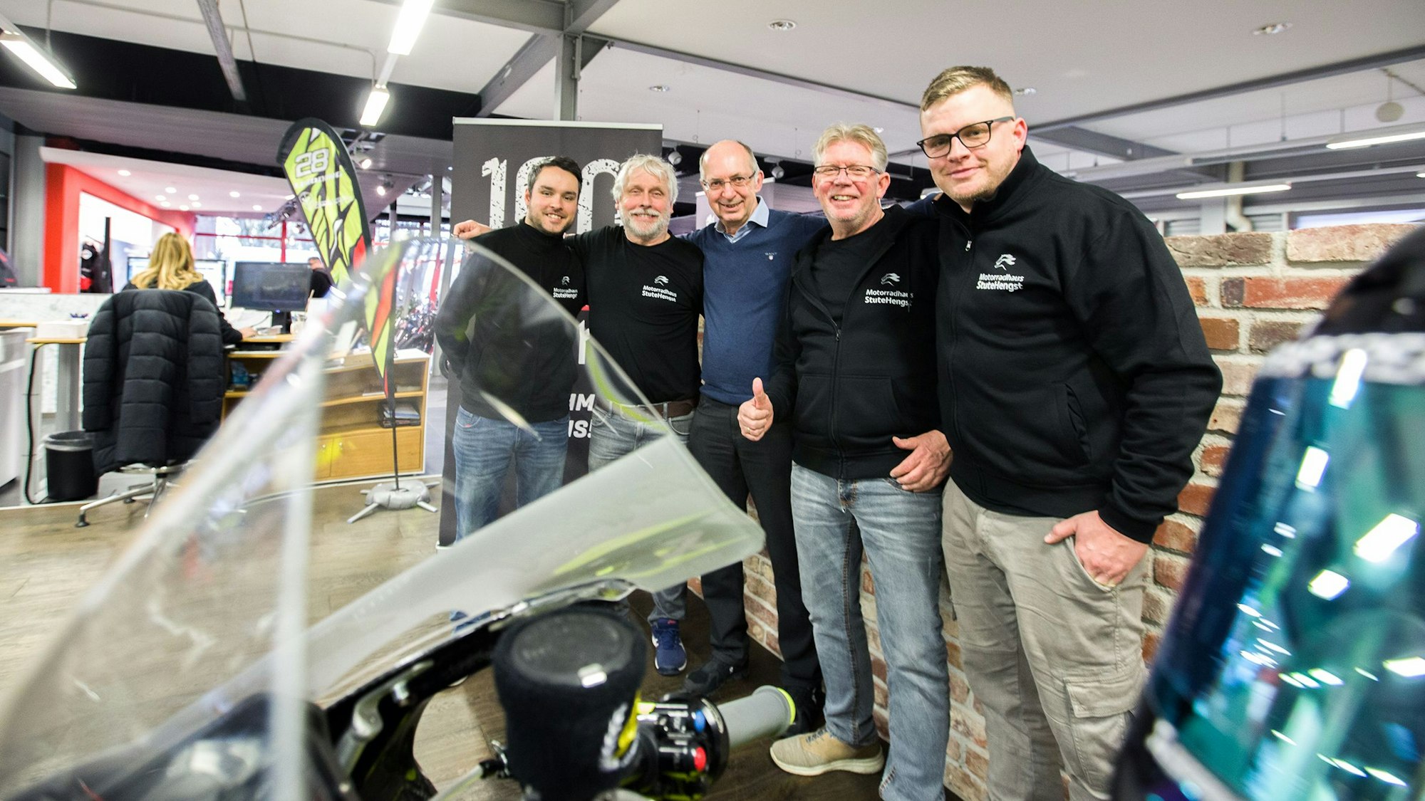 Fünf Männer unterschiedlichen Alters stehen nebeneinander.