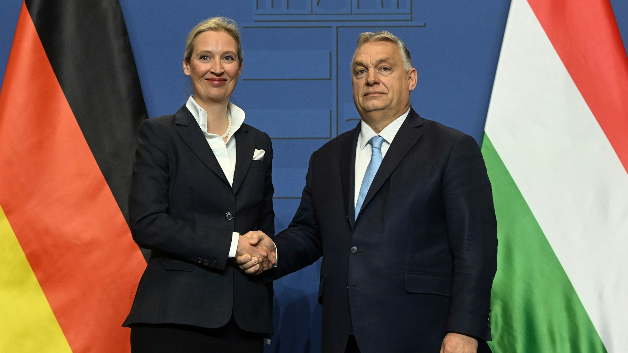 Das Foto zeigt Alice Weidel, die Kanzlerkandidatin der Partei Alternative für Deutschland (AfD), und der ungarische Ministerpräsident Viktor Orbán während einer Pressekonferenz nach ihrem Treffen im Regierungssitz in Budapest beim, Händedruck.